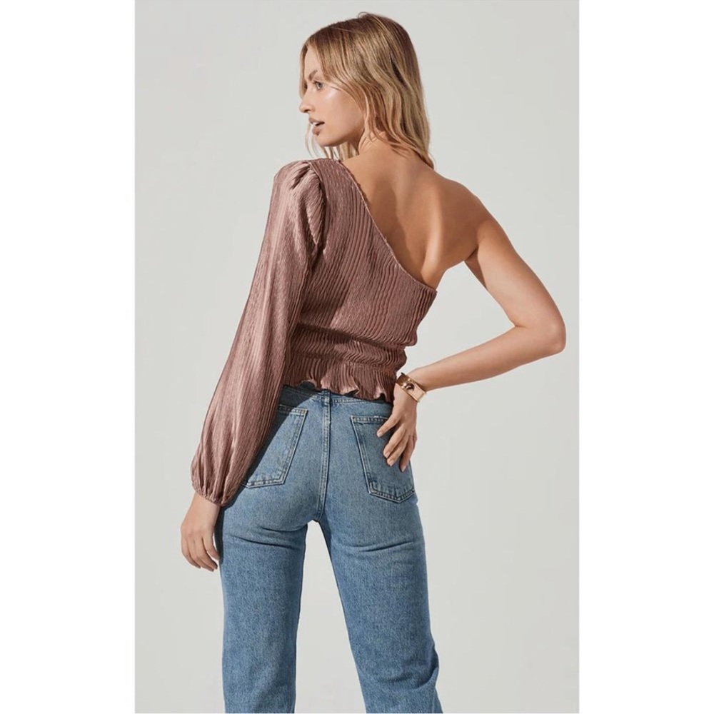 Astr Zona One Sleeve Top in Mauve